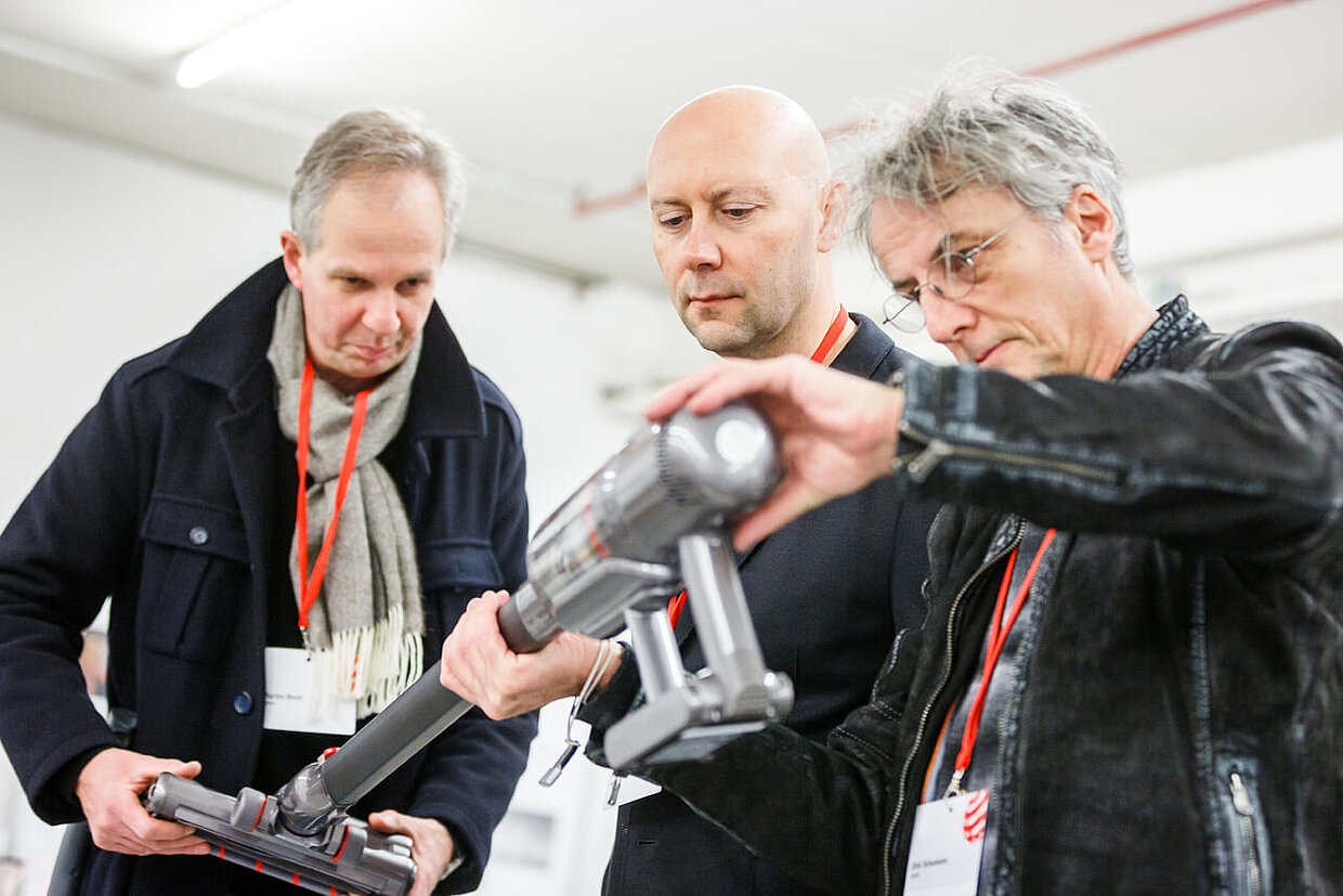 Martin Beeh, Jure Miklavc and Dirk Schumann (f. l. t. r.) during the assessment of a vacuum cleaner
