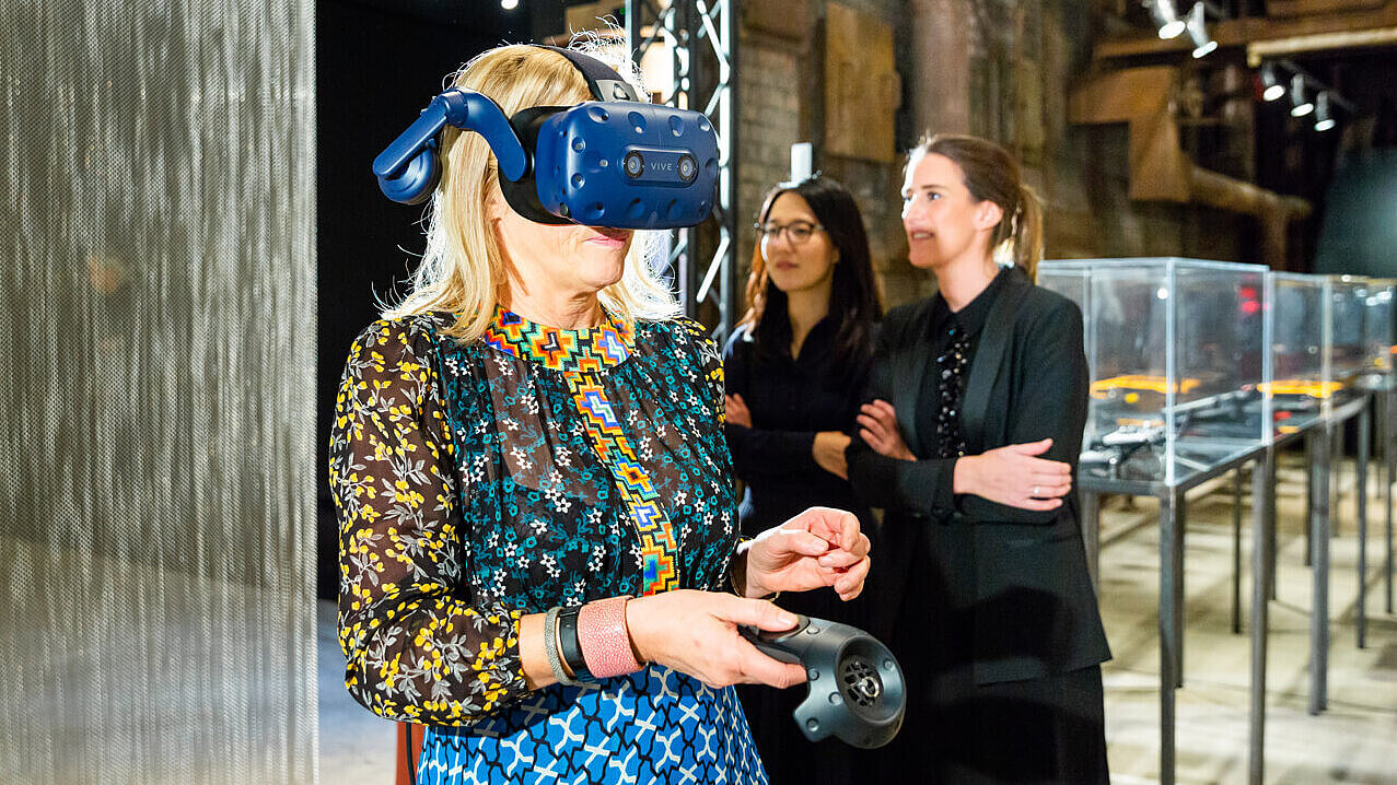 Besucher mit Virtual Reality-Brille