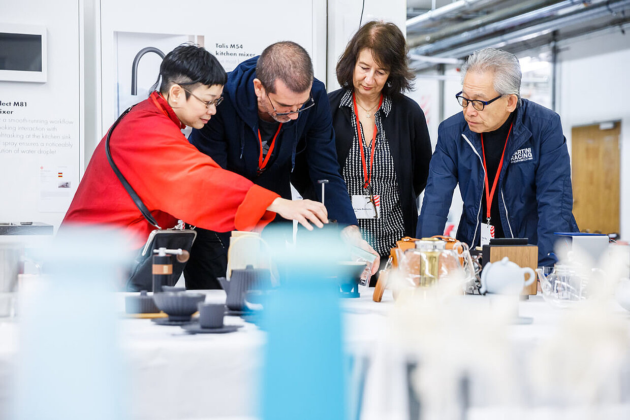 Vivian Wai-kwan Cheng, Aleks Tatic, Luisa Bocchietto and Simon Ong (f. l. t. r.) during the assessment of tableware