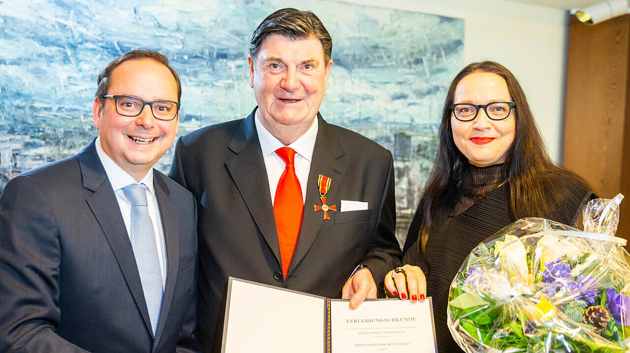 Oberbürgermeister Thomas Kufen mit Peter Zec und seiner Frau Jana Zec