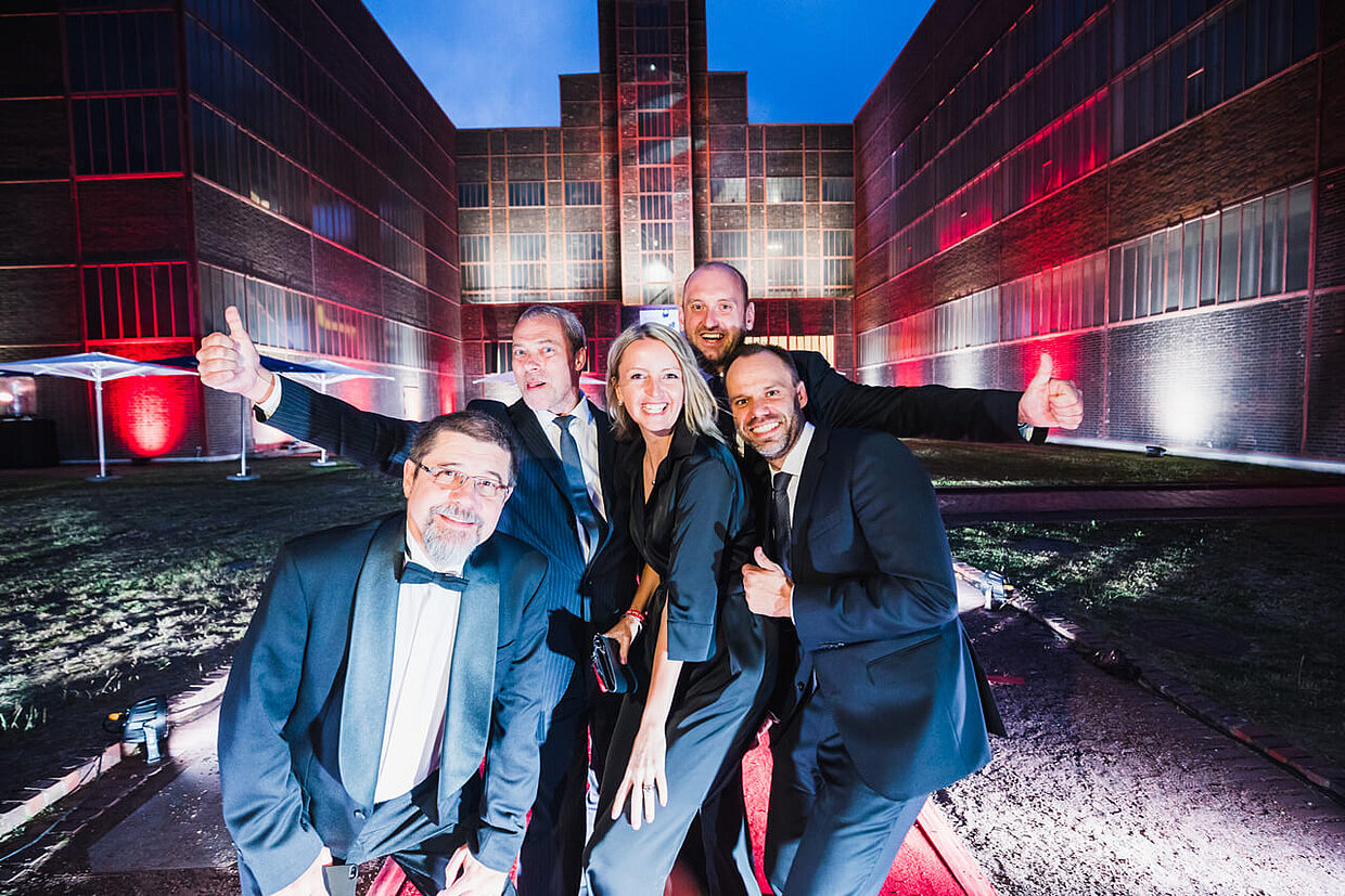 Stolze Preisträger während der Designers' Night vor dem Red Dot Design Museum