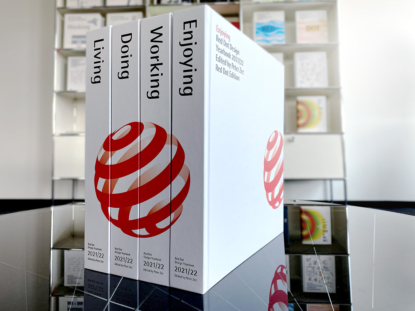 Alle vier Bände des Red Dot Design Yearbooks 2021/22