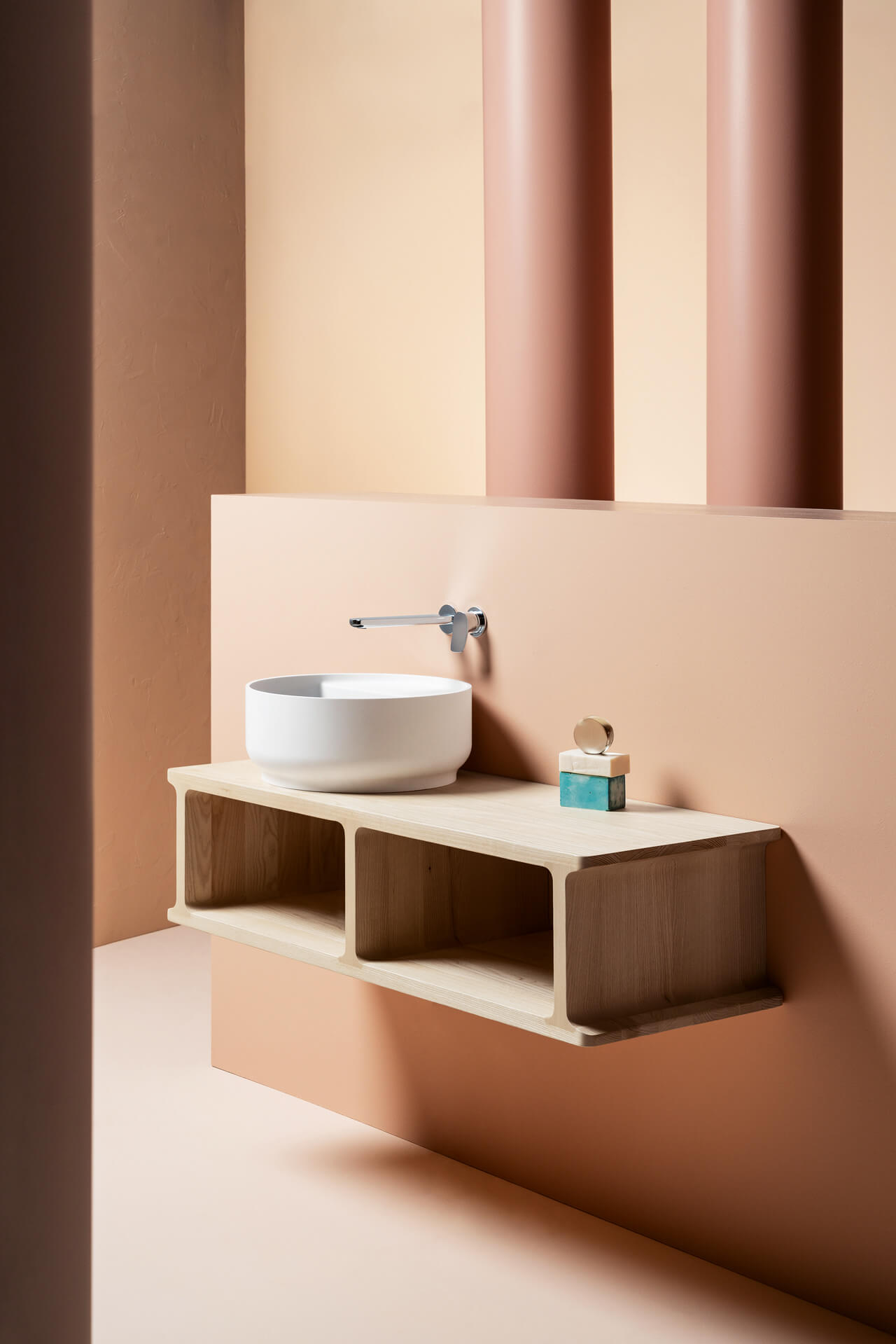 Washbasin with shelf from Visibility