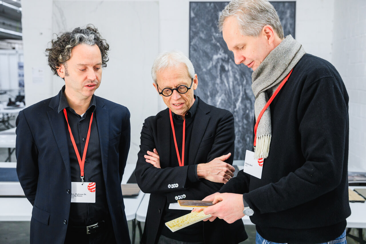 Martin Beeh, Sascha Peters (links) und Dick Spierenburg bei der Bewertung einer Materialeinreichung