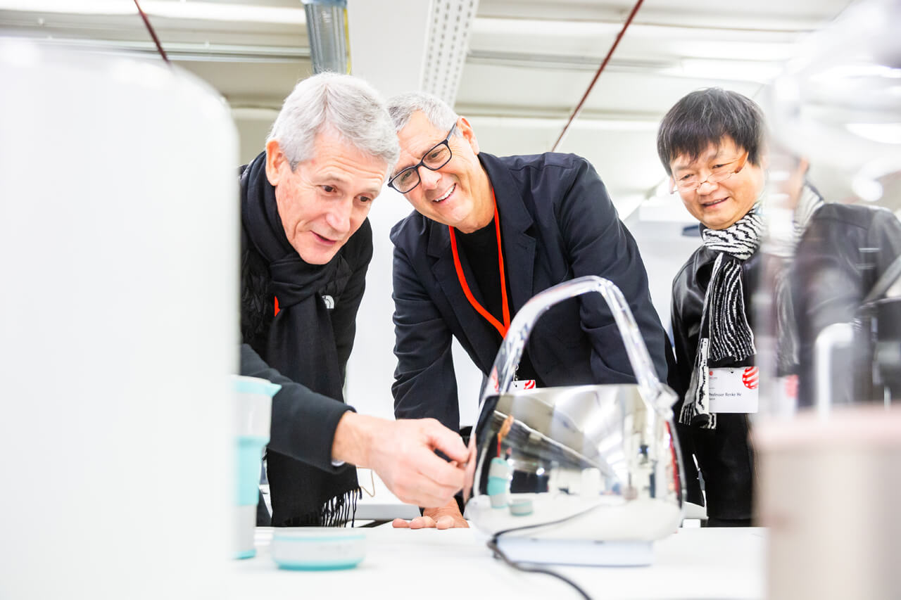 Robin Edman, Dr. Thomas Lockwood and Prof. Renke He (from left to right) during the evaluation of a product