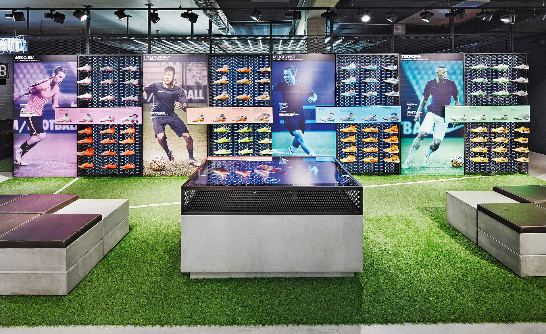 Nike магазин. Интерьер магазина кроссовок. Digital магазин Nike. Дизайн магазина игровых девайсов.